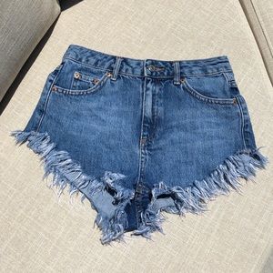 BRAND NEW TOPSHOP Kiri Fray Shorts 💙
